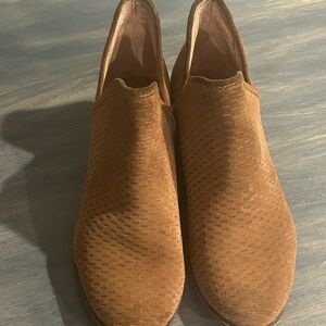 Lucky Brand Tan Suede Slip-On Shoes. Size 7W.